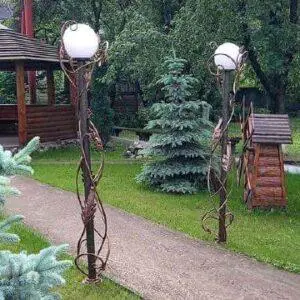 высокий кованый садовый фонарь Лесная тропа Арт 24 у дорожки СПб Мастерская художественной ковки Золотая ПодКовка