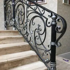 Массивные кованые перила Классик Гранд с крупными волютами и декоративными столбами Арт. 104 Художественная ковка премиум класса для лестницы в частном доме фото