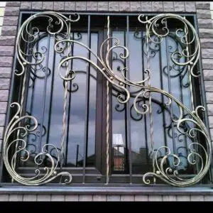 кованая решетка Версаче Арт 32 на окно СПб Мастерская художественной ковки Золотая ПодКовка